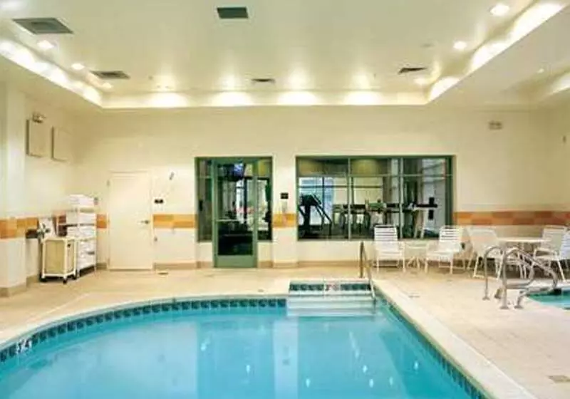 בית מלון כפרי Hilton Garden Inn Calgary Airport