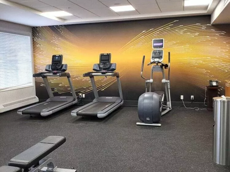 בית מלון כפרי Hilton Garden Inn Calgary Airport