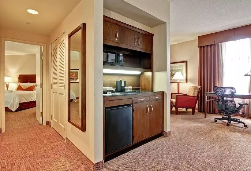 בית מלון כפרי Hilton Garden Inn Calgary Airport