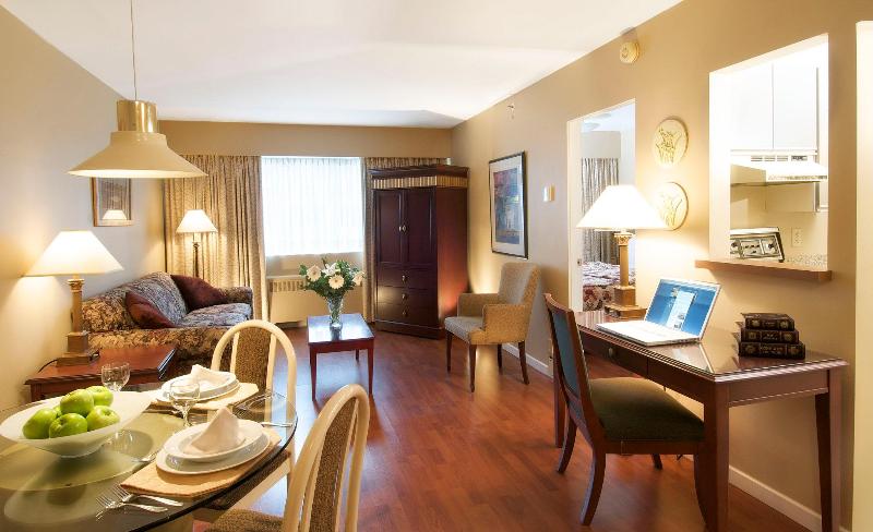 هتل Rosellen Suites At Stanley Park