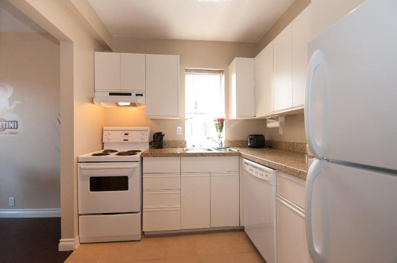 هتل Rosellen Suites At Stanley Park