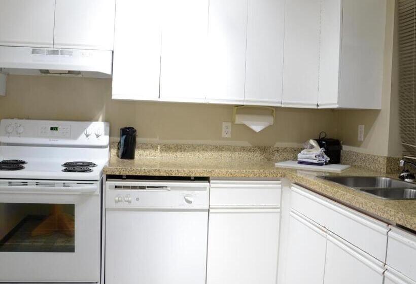 هتل Rosellen Suites At Stanley Park