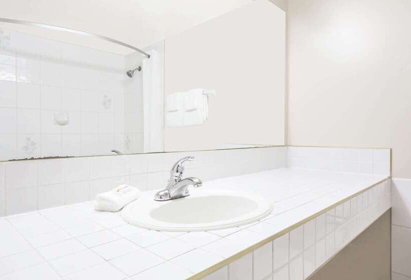 هتل Super 8 By Wyndham Quesnel Bc