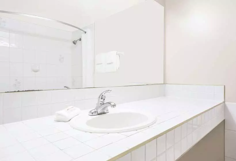 בית מלון כפרי Super 8 By Wyndham Quesnel Bc