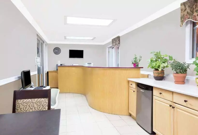 בית מלון כפרי Super 8 By Wyndham Quesnel Bc