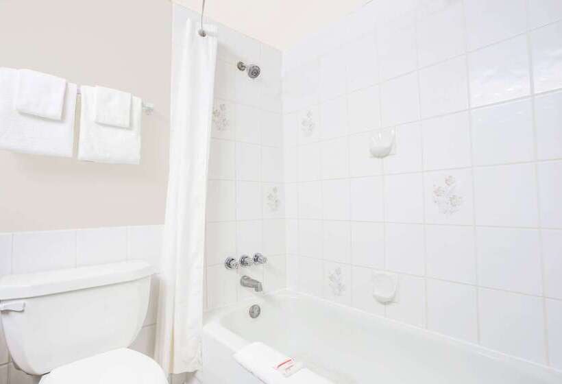 هتل Super 8 By Wyndham Quesnel Bc