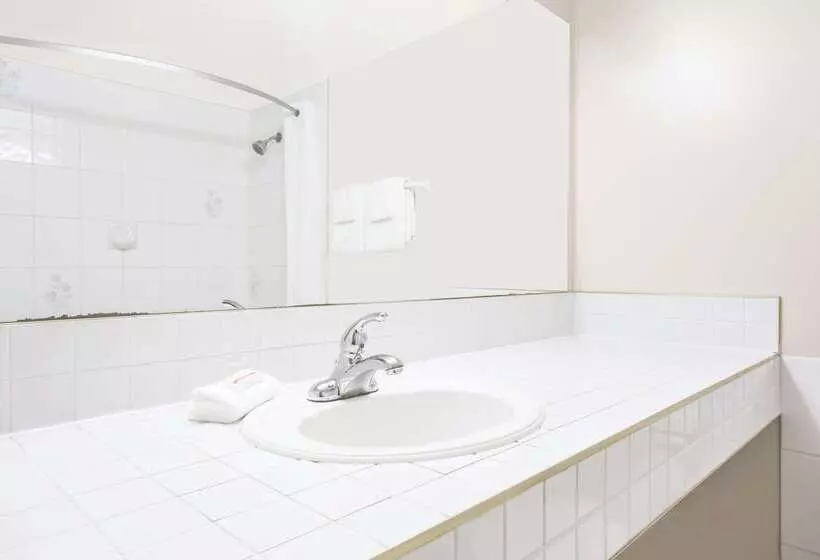 בית מלון כפרי Super 8 By Wyndham Quesnel Bc