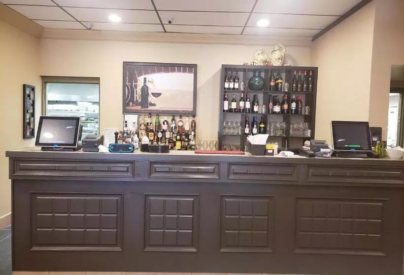 호텔 Travelodge By Wyndham Whitecourt Conference Centre & Suites