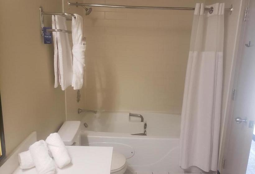 فندق Travelodge By Wyndham Whitecourt Conference Centre & Suites