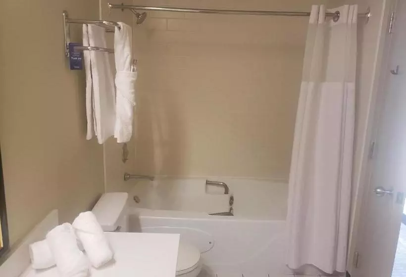 호텔 Travelodge By Wyndham Whitecourt Conference Centre & Suites