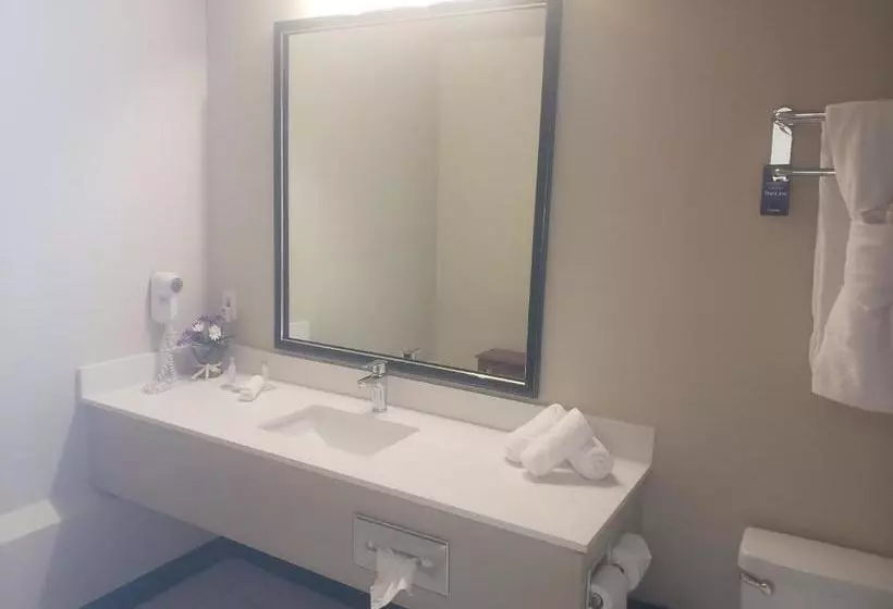 호텔 Travelodge By Wyndham Whitecourt Conference Centre & Suites