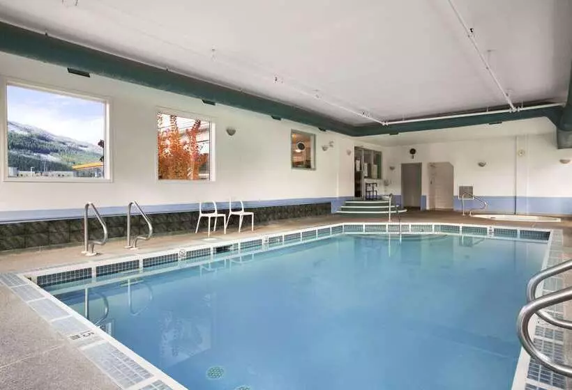 汽车旅馆 Super 8 By Wyndham Revelstoke Bc