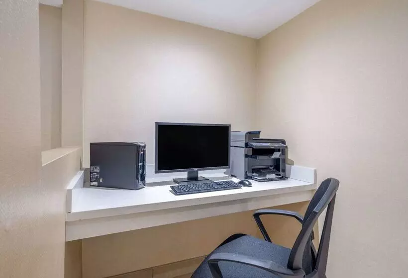 Мотель Super 8 By Wyndham Toronto East On