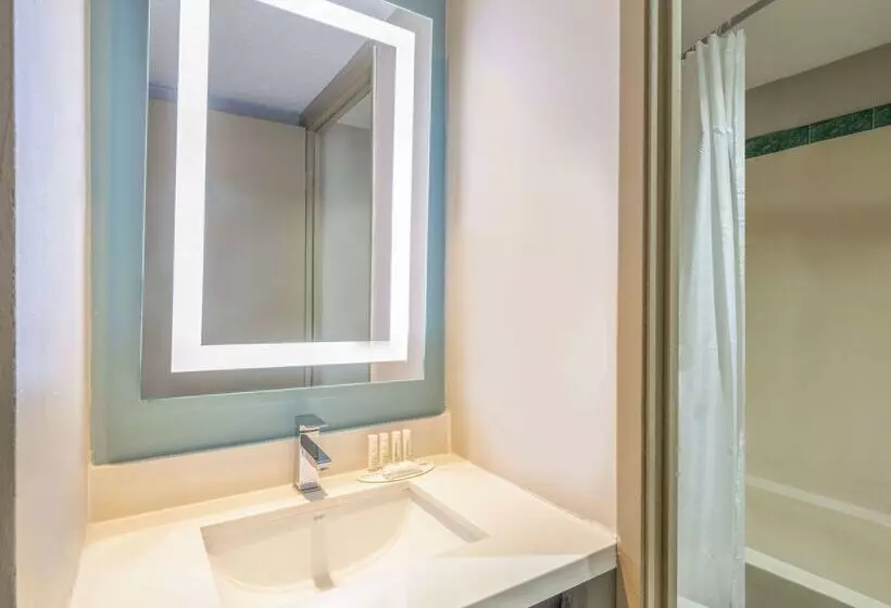 Мотель Super 8 By Wyndham Toronto East On