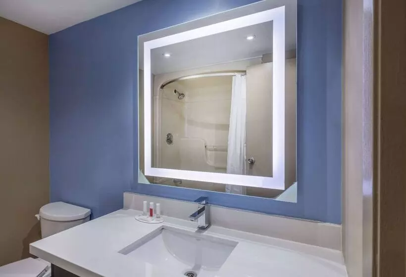 Мотель Super 8 By Wyndham Toronto East On