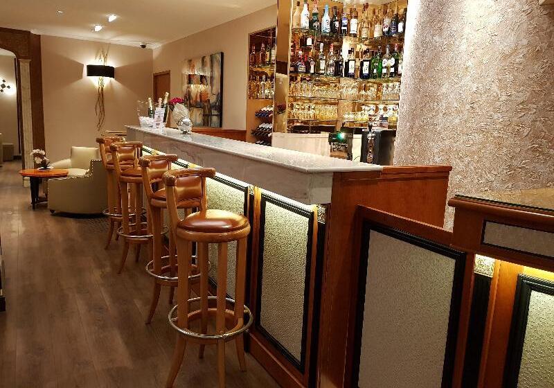 هتل Champerret Elysees