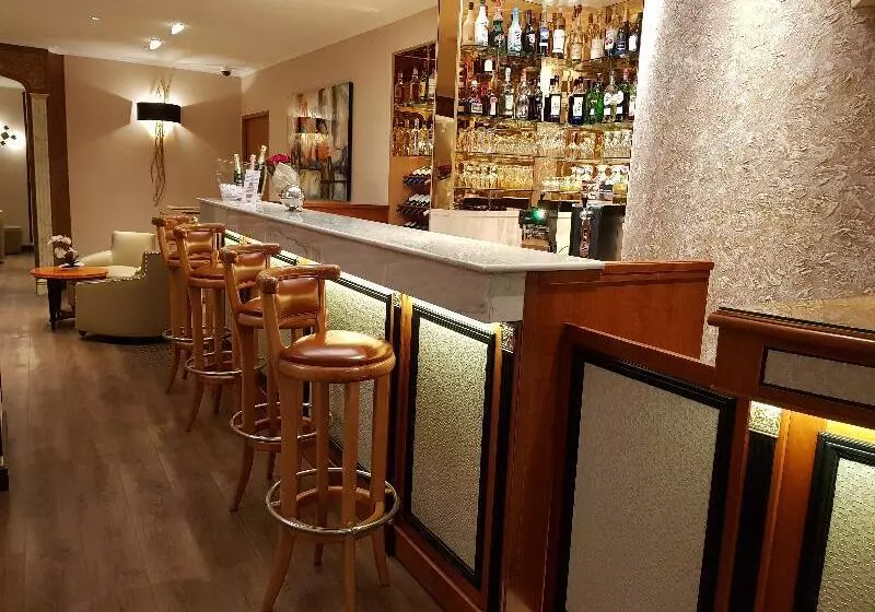 هتل Champerret Elysees