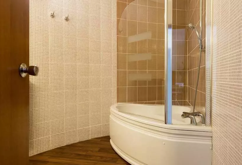 Отель Hôtel Tour Maje