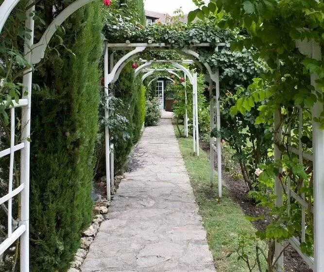 Отель La Roseraie