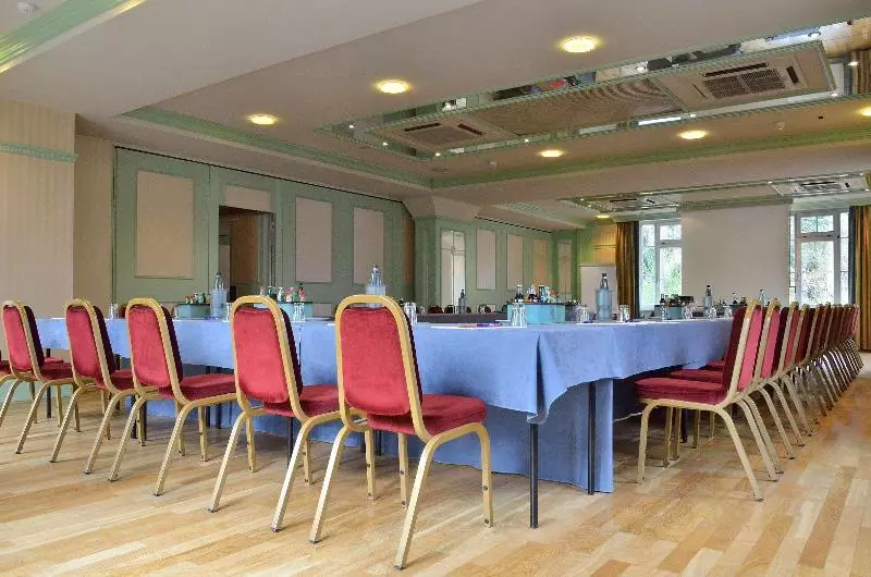 Отель Golden Tulip Luebecker Hof