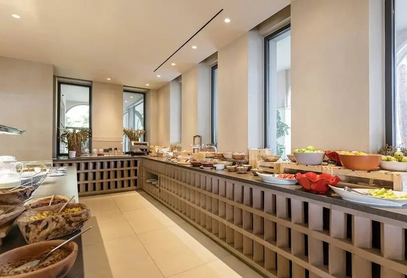 Akrotiri Beach Resort Hotel
