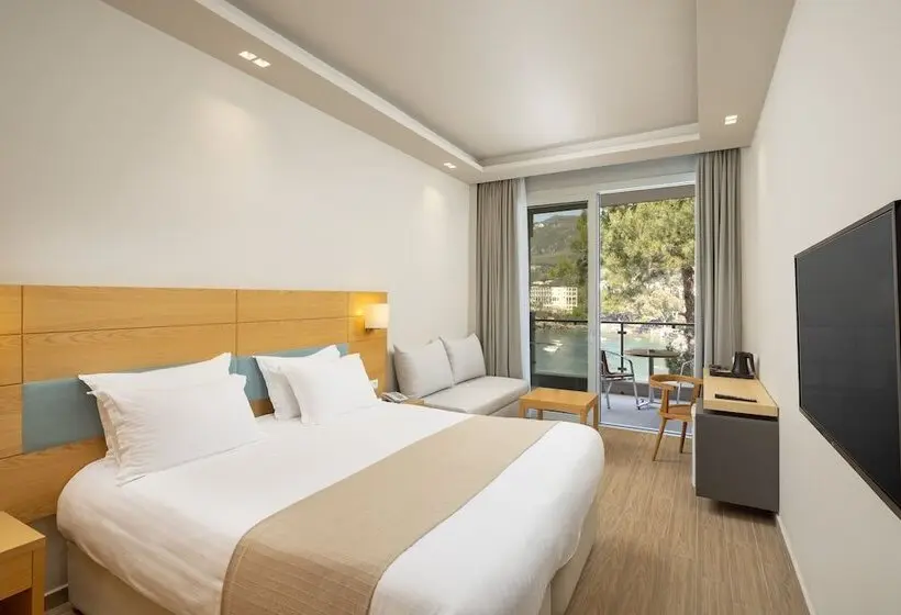 Akrotiri Beach Resort Hotel