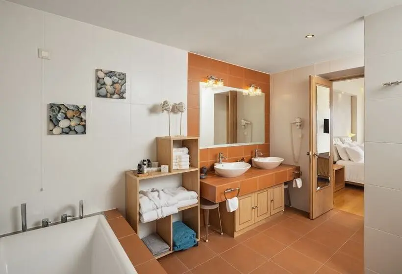 Akrotiri Beach Resort Hotel