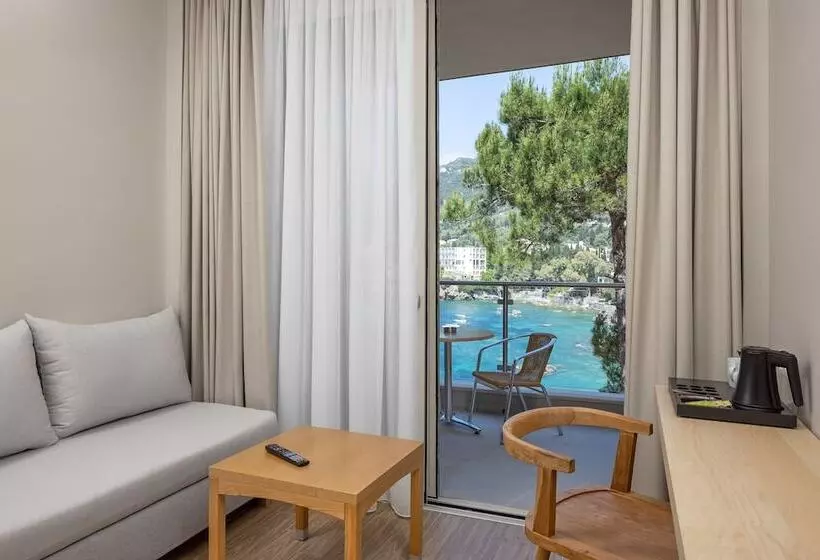 Akrotiri Beach Resort Hotel