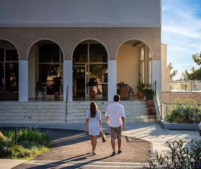 Akrotiri Beach Resort Hotel