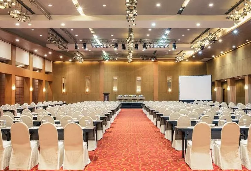 Отель Mercure Surabaya