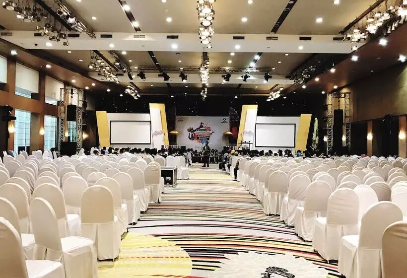 Отель Mercure Surabaya