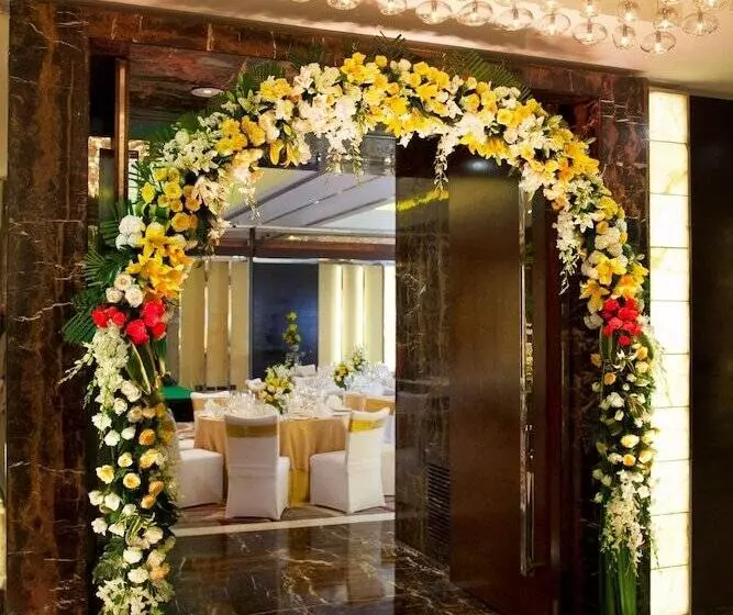 هتل Radisson Blu Plaza Delhi Airport