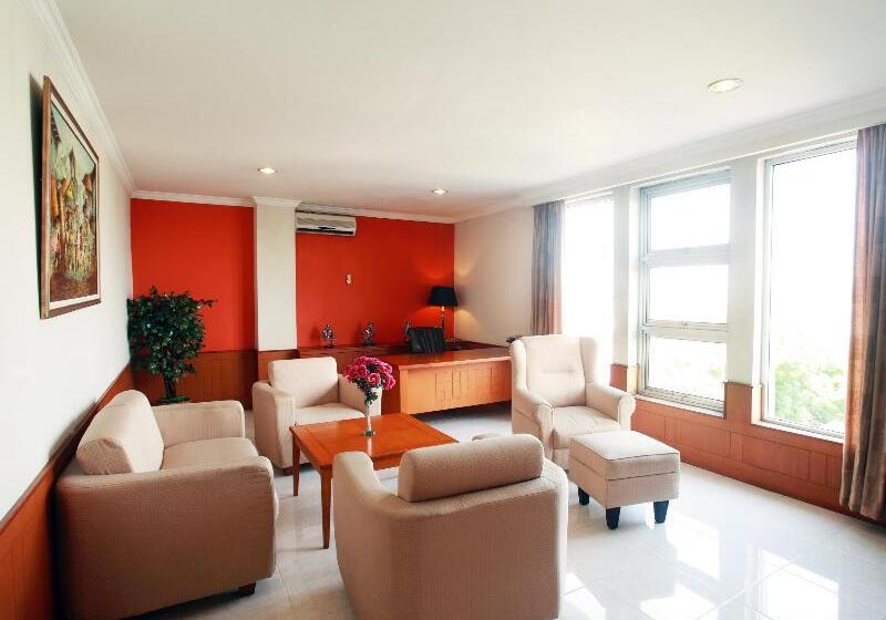 בית מלון כפרי Horison Plaza Tegal