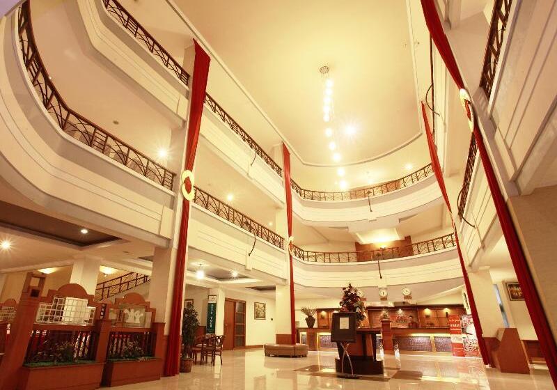 בית מלון כפרי Horison Plaza Tegal