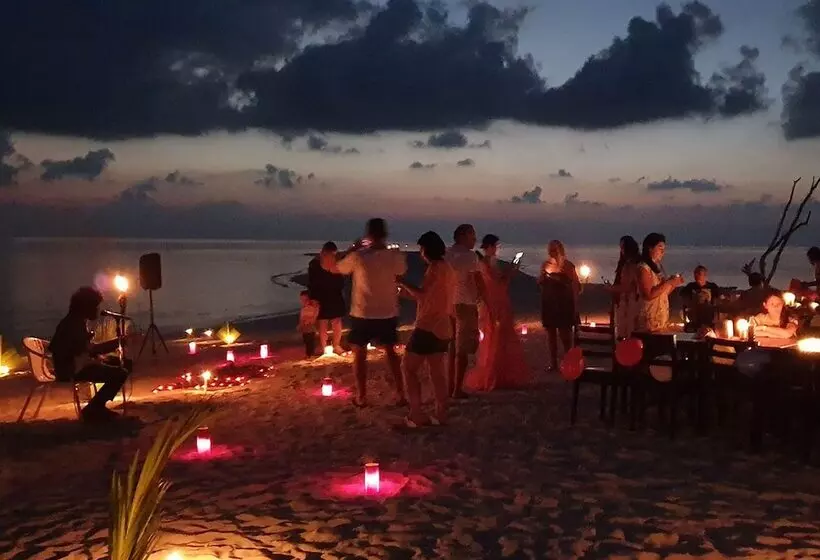 پانسیون Omadhoo Inn