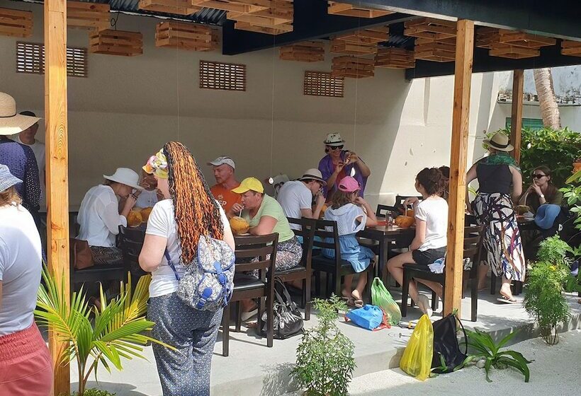 پانسیون Omadhoo Inn