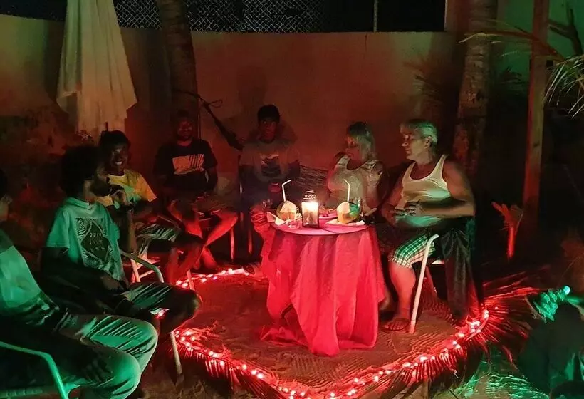 پانسیون Omadhoo Inn