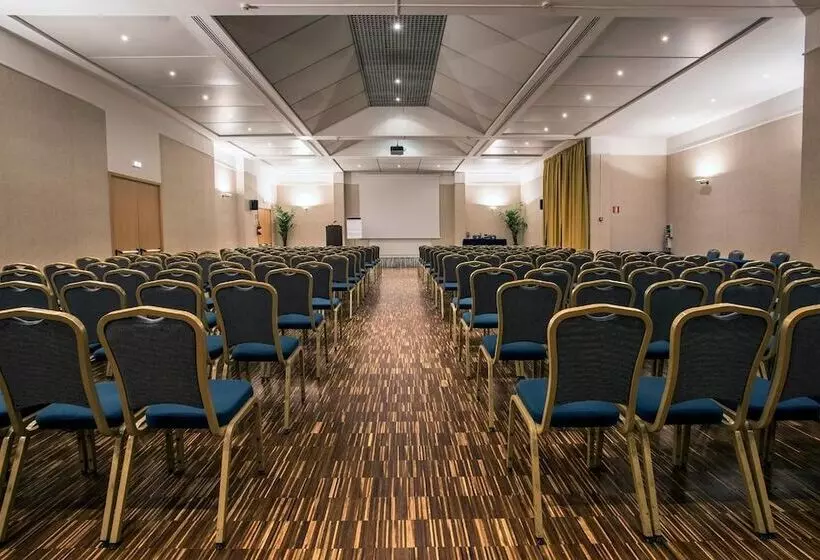 Flyon Hotel & Conference Center