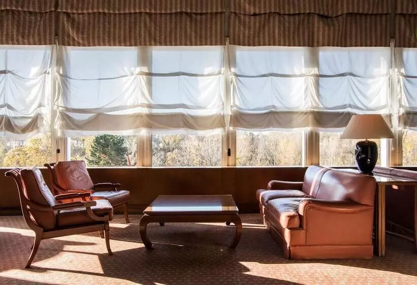 Flyon Hotel & Conference Center