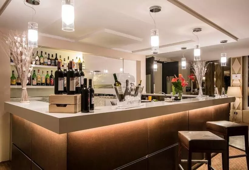 Flyon Hotel & Conference Center