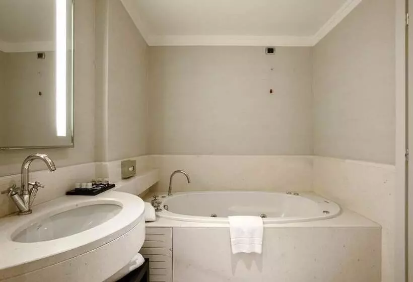 Flyon Hotel & Conference Center