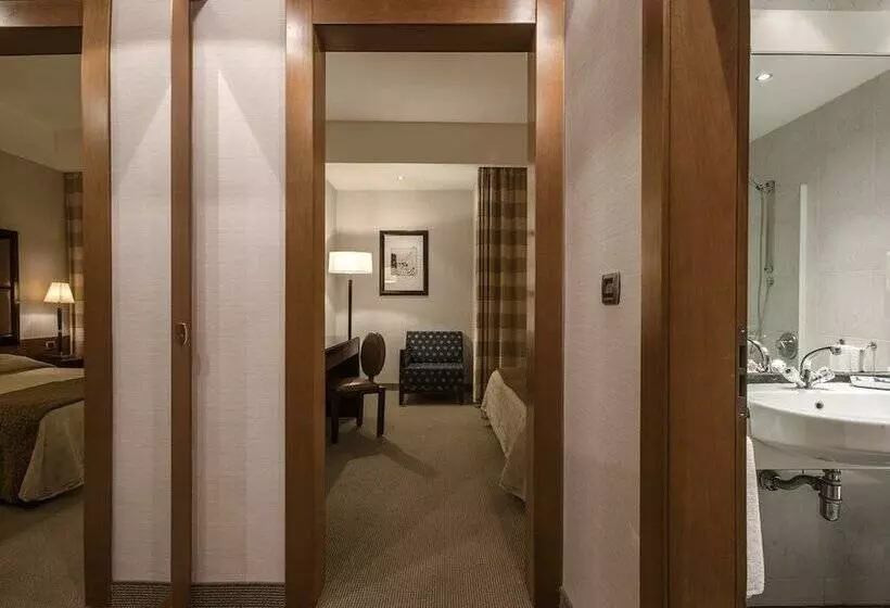 Flyon Hotel & Conference Center