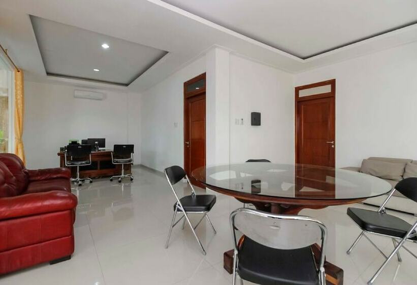 בית מלון כפרי Reddoorz Premium @ Gandaria Jagakarsa