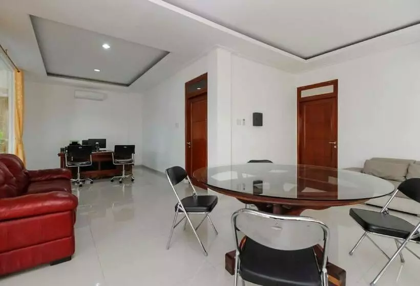 ホテル Reddoorz Premium @ Gandaria Jagakarsa