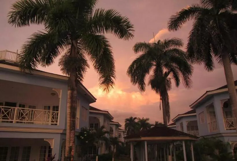 Beachcomber Club Resort
