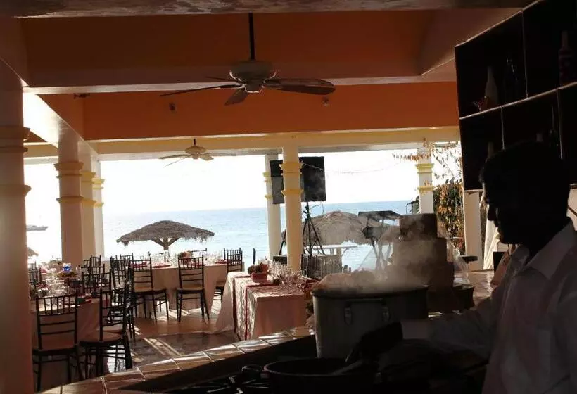 Beachcomber Club Resort