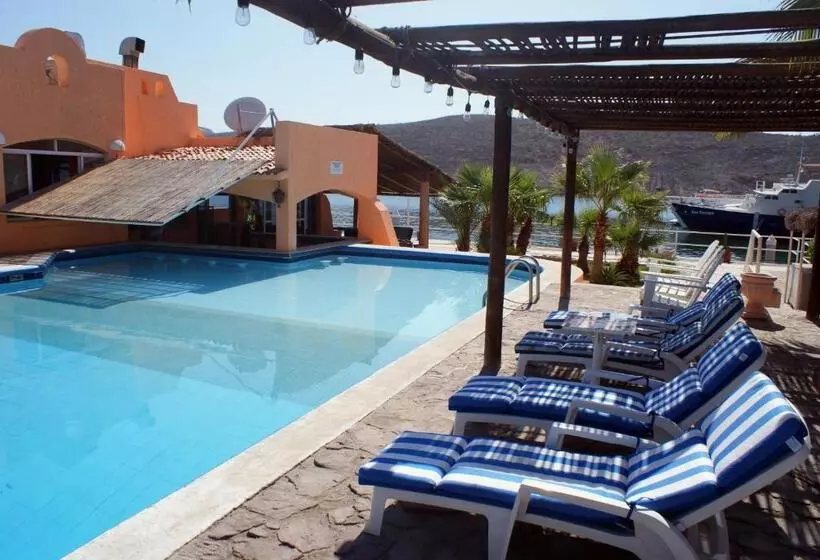 Club Cantamar Beach Hotel & Marina