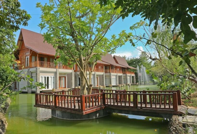 בית מלון כפרי Grand Mega Resort And Spa Cepu