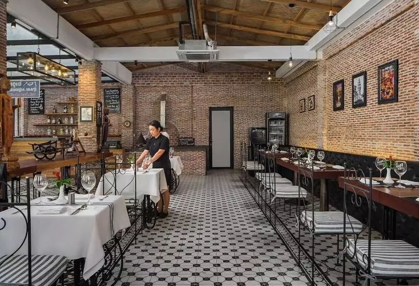 هتل The Embassy Angkor Resort & Spa