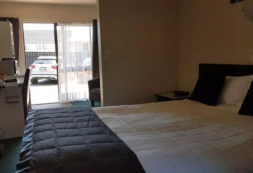 88 Wallace Court Motel